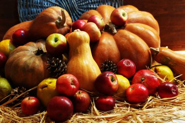 meyve ve saman ahşap zemin üzerinde pumpkins sonbahar kompozisyon