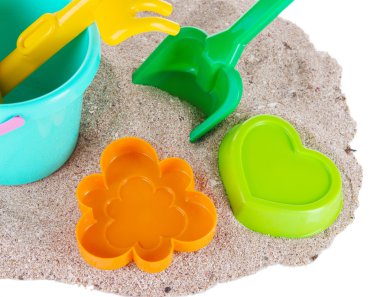 Çocukların oyuncakları kum üzerinde beyaz izole üzerinde