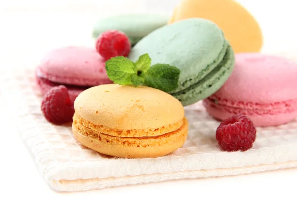 Macarons doux isolés sur blanc — Photo