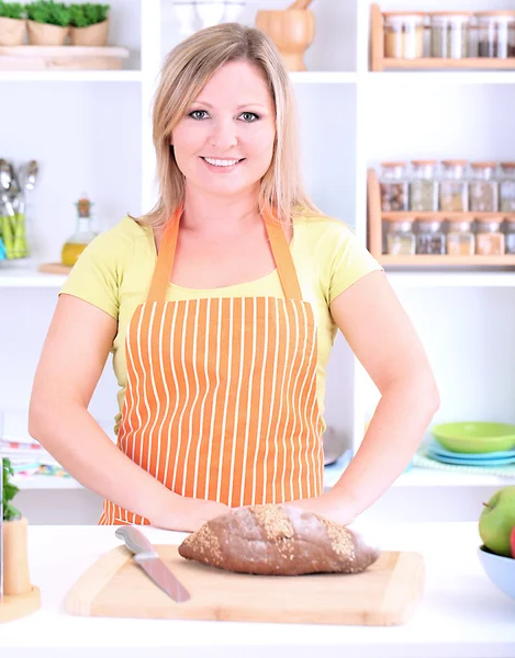Frau bereitet sich in Küche auf Mahlzeit vor — Stockfoto