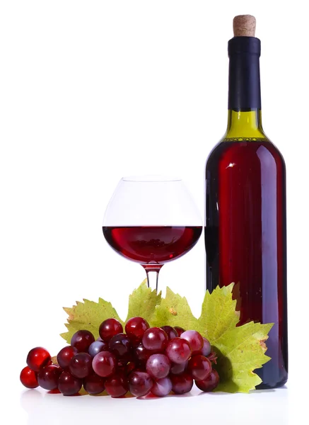 Weinglas mit Rotwein, Traube und Flasche isoliert auf weiß — Stockfoto