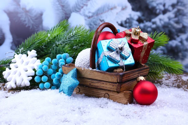 Composición con decoraciones navideñas en cesta, abeto sobre fondo claro — Foto de Stock