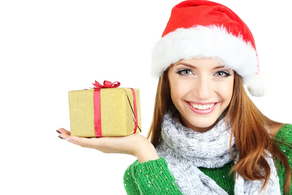 Красива усміхнена дівчина в новорічній шапці з подарунком ізольована на білому — стокове фото
