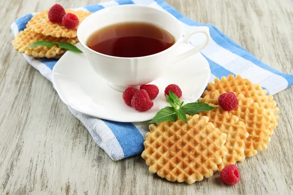 Cup of tea with cookies and raspberries on table close-up — Stock Photo, Image