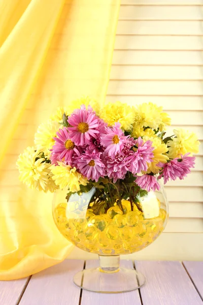 Flores em vaso com hidrogel na mesa — Fotografia de Stock