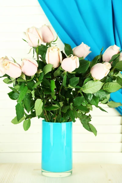 Bellissimo bouquet di rose in vaso, su sfondo di legno chiaro — Foto Stock