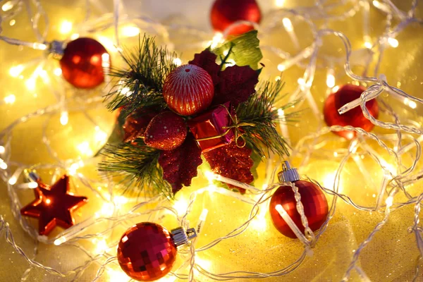 Kerst ornamenten en garland close-up — Stockfoto