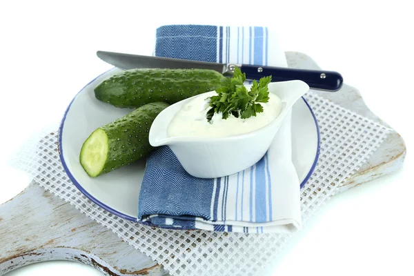 Komkommer yoghurt in sauceboat, op kleur servet, geïsoleerd op wit — Stockfoto