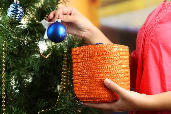 Decorar árbol de navidad — Foto de Stock