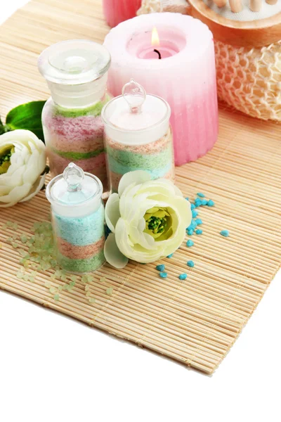 Aromatische Salze in Glasflaschen und Wellness-Behandlung, auf Bambusmatte, isoliert auf weiß — Stockfoto
