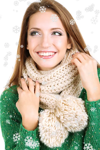 Menina sorridente em cachecol de malha quente — Fotografia de Stock