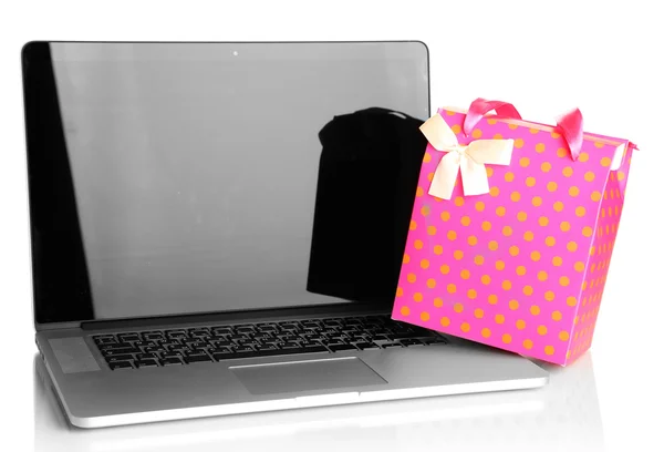 Laptop und Geschenk — Stockfoto