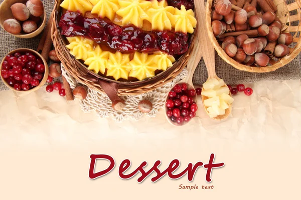 Smakelijke fruitige zelfgemaakte taart met bessen en noten, op bruine achtergrond — Stockfoto