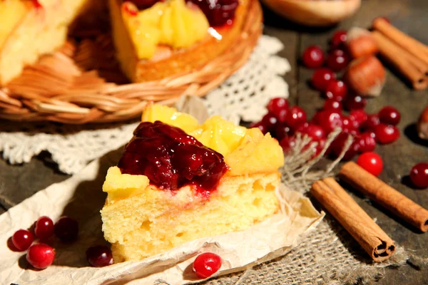 Sabroso pastel casero afrutado con bayas y nueces, sobre una mesa de madera gris — Foto de Stock