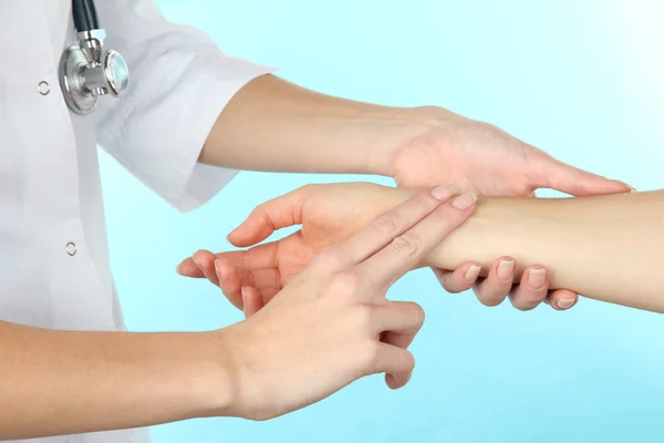 Measuring pulse on light blue background — Stock Photo, Image