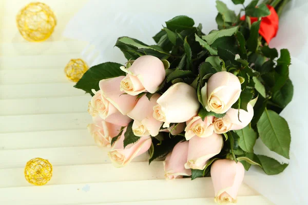 Hermoso ramo de rosas, sobre fondo claro — Foto de Stock