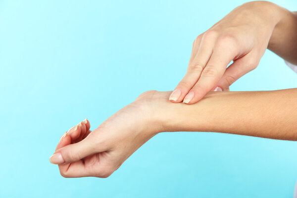 Измерение импульса на светло-голубом фоне
