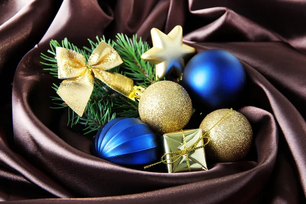 Bela decoração de Natal em pano de cetim marrom — Fotografia de Stock