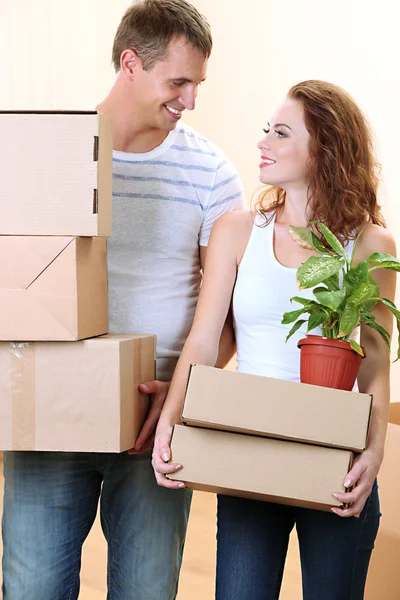 Paar verhuist naar nieuw huis — Stockfoto