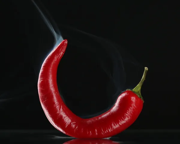 Rode hete chili peper geïsoleerd op zwart — Stockfoto