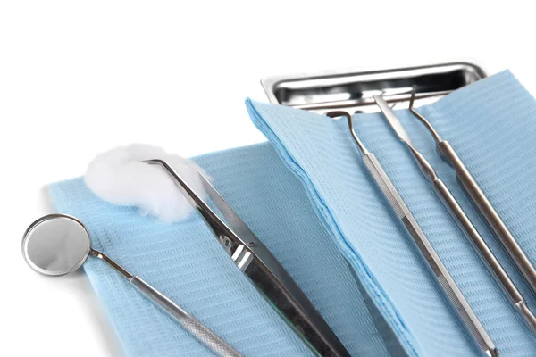 Οδοντίατρος εργαλεία που απομονώνονται σε λευκό — Φωτογραφία Αρχείου