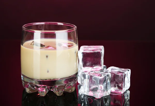 Liqueur Baileys en verre sur fond rose — Photo