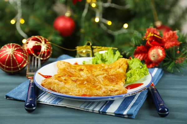 Placa con hachapuri casero, sobre mesa de madera, sobre fondo brillante — Foto de Stock