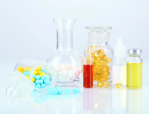 Medical bottles and pills isolated on white — Stock Photo, Image