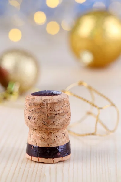 Champagner-Korken auf Weihnachtsbeleuchtung Hintergrund — Stockfoto