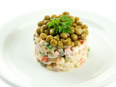 Geleneksel Rus salatası Olivier, beyaz üzerine izole edilmiş.