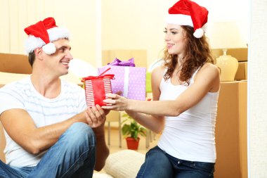 Genç çift yeni yılı kutluyor.