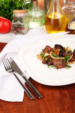 ahşap masa yakın çekim plaka üzerinde kızarmış tavuk ciğeri