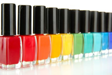 Beyaz üzerine izole edilmiş parlak oje grupları