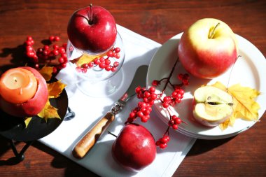 elma ve peçete ahşap zemin üzerinde mum ile kompozisyon