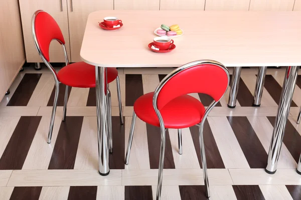 Rote Stühle neben Tisch — Stockfoto