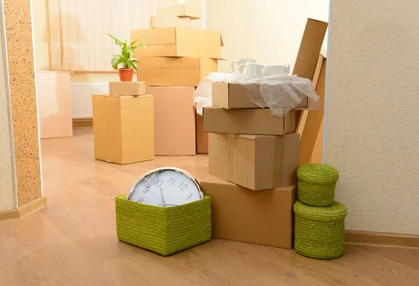 Chambre avec pile de cartons — Photo