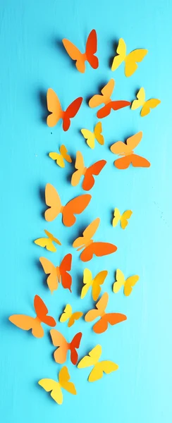 Papírové motýly na dřevěné desce — Stock fotografie
