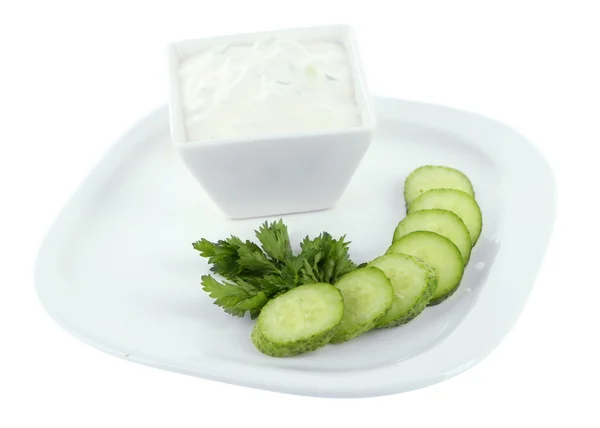 Огірковий йогурт в мисці, на білому, ізольований на білому — стокове фото