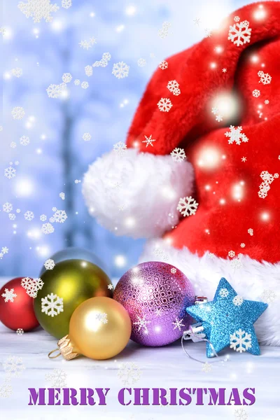 Composizione con cappello rosso Babbo Natale e decorazioni natalizie su sfondo chiaro — Foto Stock