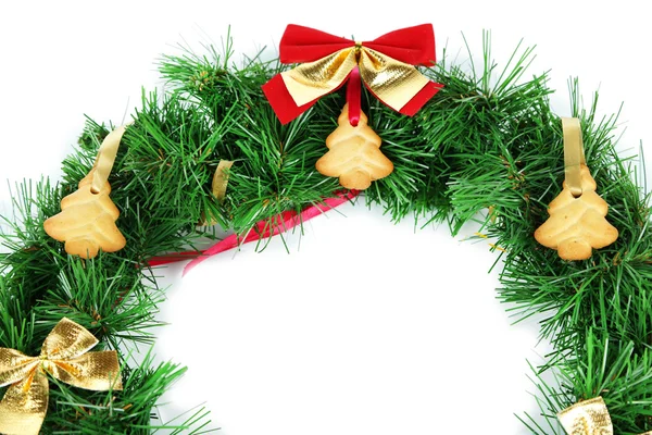Corona de Navidad decorada con galletas aisladas en blanco —  Fotos de Stock
