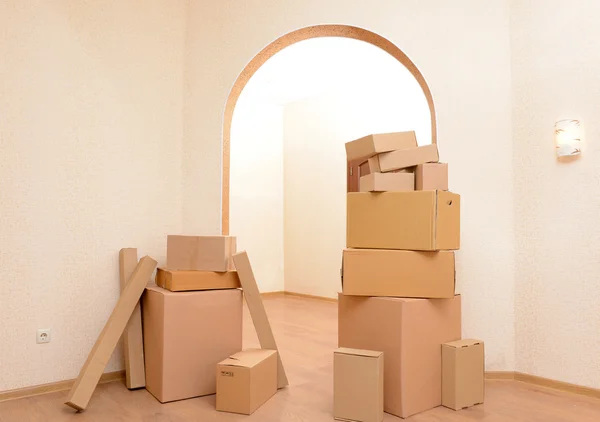 Chambre avec pile de cartons — Photo