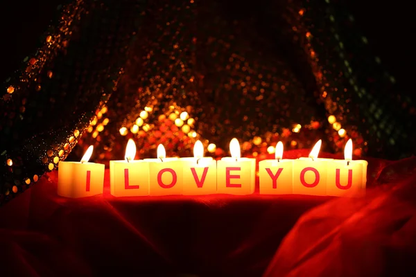 Candele con cartello stampato I LOVE YOU, su sfondo luci sfocate — Foto Stock