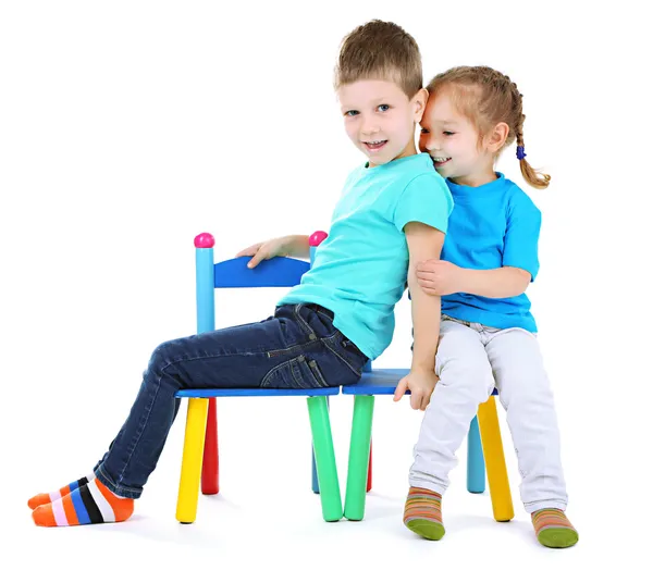 Mijn lieve kinderen, spelen op stoelen — Stockfoto