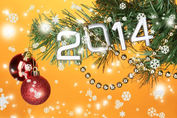 2014 accrocher sur arbre de Noël gros plan sur fond orange — Photo