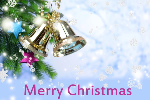 Колокола с рождественскими украшениями на светлом фоне — стоковое фото