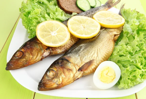 Poisson fumé sur assiette gros plan — Photo