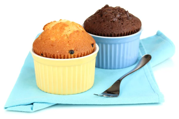 Cakejes in kommen voor het bakken geïsoleerd op wit — Stockfoto