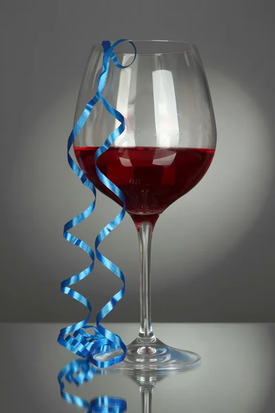 红酒和流光后党在灰色的背景上的玻璃 — 图库照片