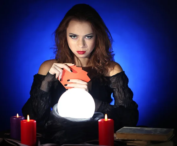 Bruja de Halloween sobre fondo azul oscuro — Foto de Stock