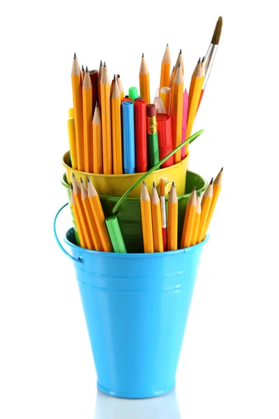 Crayons colorés et autres fournitures d'art dans des seaux isolés sur blanc — Photo